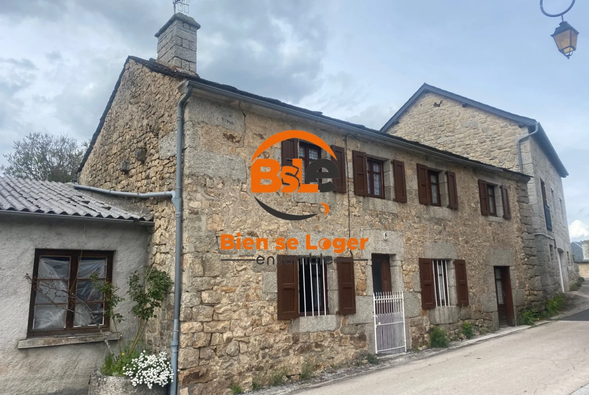 BSLE A VENDRE MAISON DE VILLAGE ST JUST Maison de village avec 3 appartements à Val d'Arcomie, idéale pour investissement ou résidence 