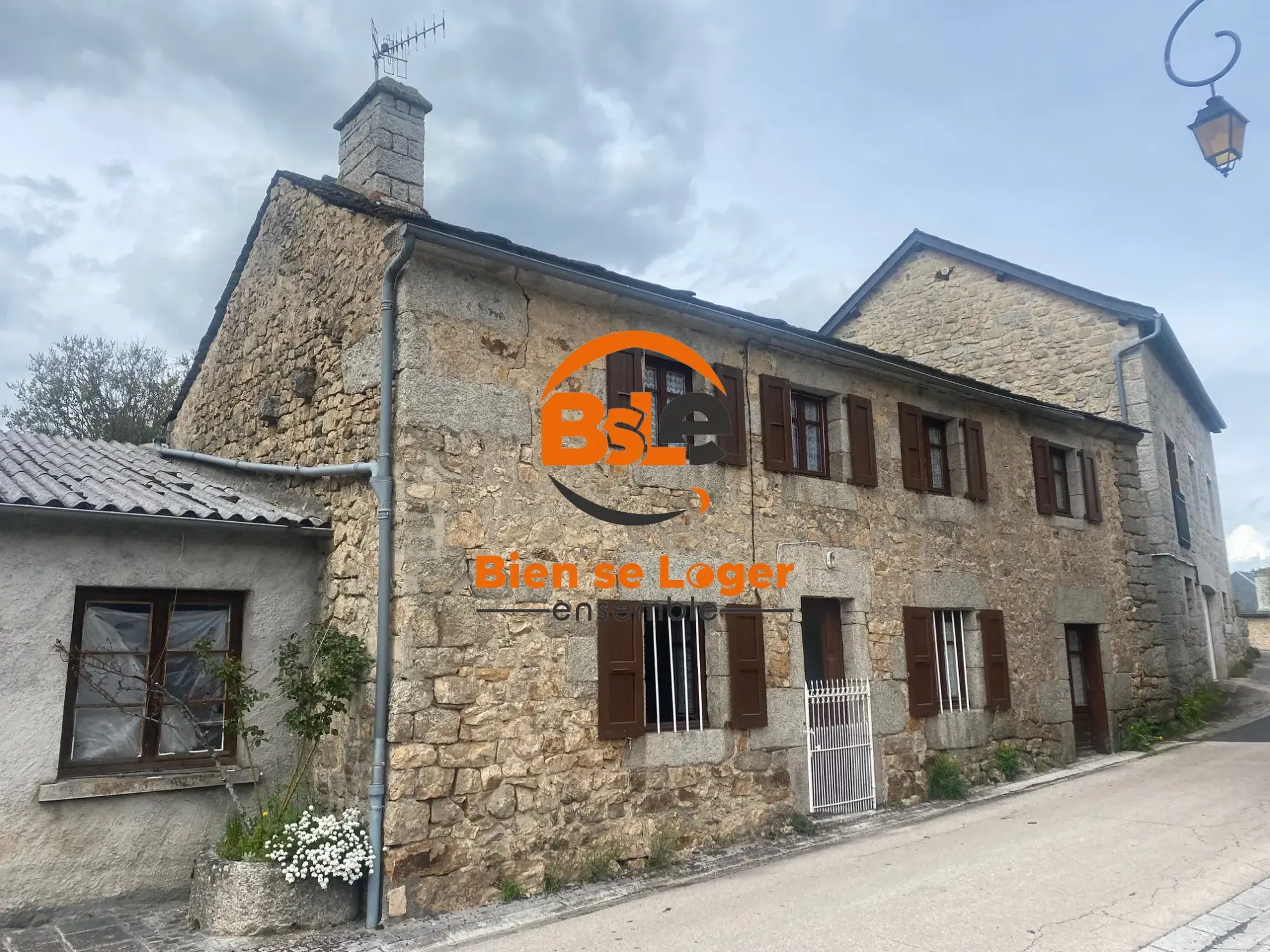 BSLE A VENDRE MAISON DE VILLAGE ST JUST Maison de village avec 3 appartements à Val d'Arcomie, idéale pour investissement ou résidence 
