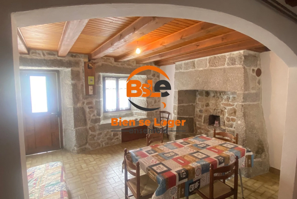 BSLE A VENDRE MAISON DE VILLAGE ST JUST Maison de village avec 3 appartements à Val d'Arcomie, idéale pour investissement ou résidence 