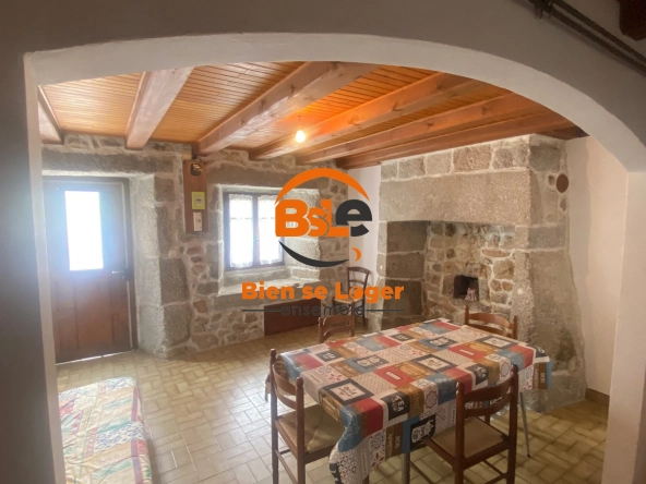 BSLE A VENDRE MAISON DE VILLAGE ST JUST Maison de village avec 3 appartements à Val d'Arcomie, idéale pour investissement ou résidence