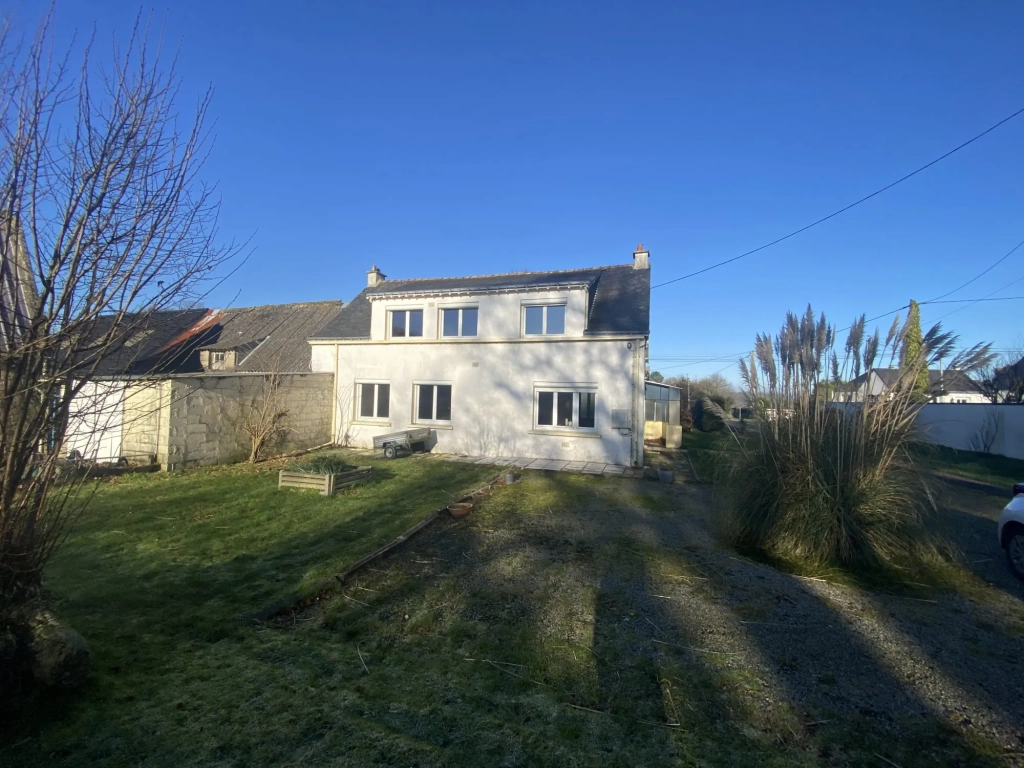 Maison à vendre à Languidic avec 5 chambres et garage - Potentiel de rénovation