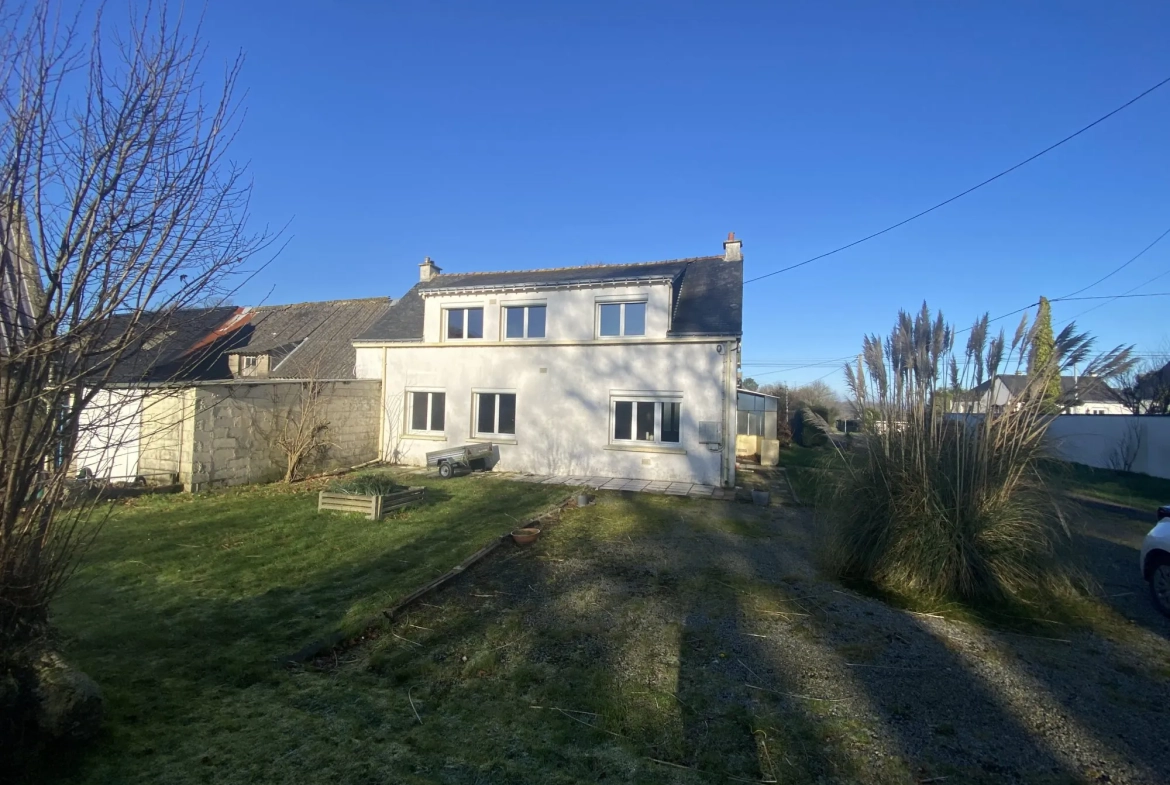 Maison à vendre à Languidic avec 5 chambres et garage - Potentiel de rénovation 