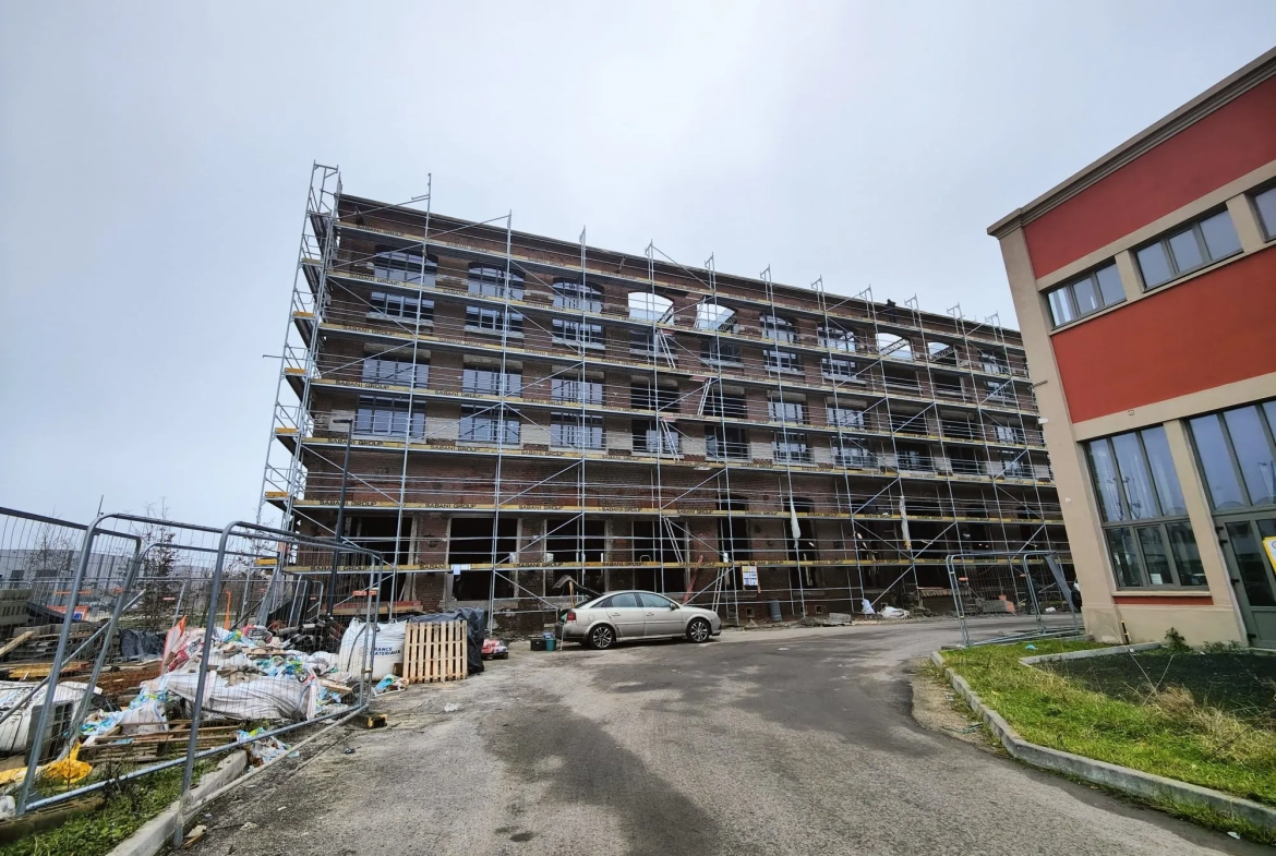 Loft brut à aménager dans la Lainière Résidence à Roubaix 