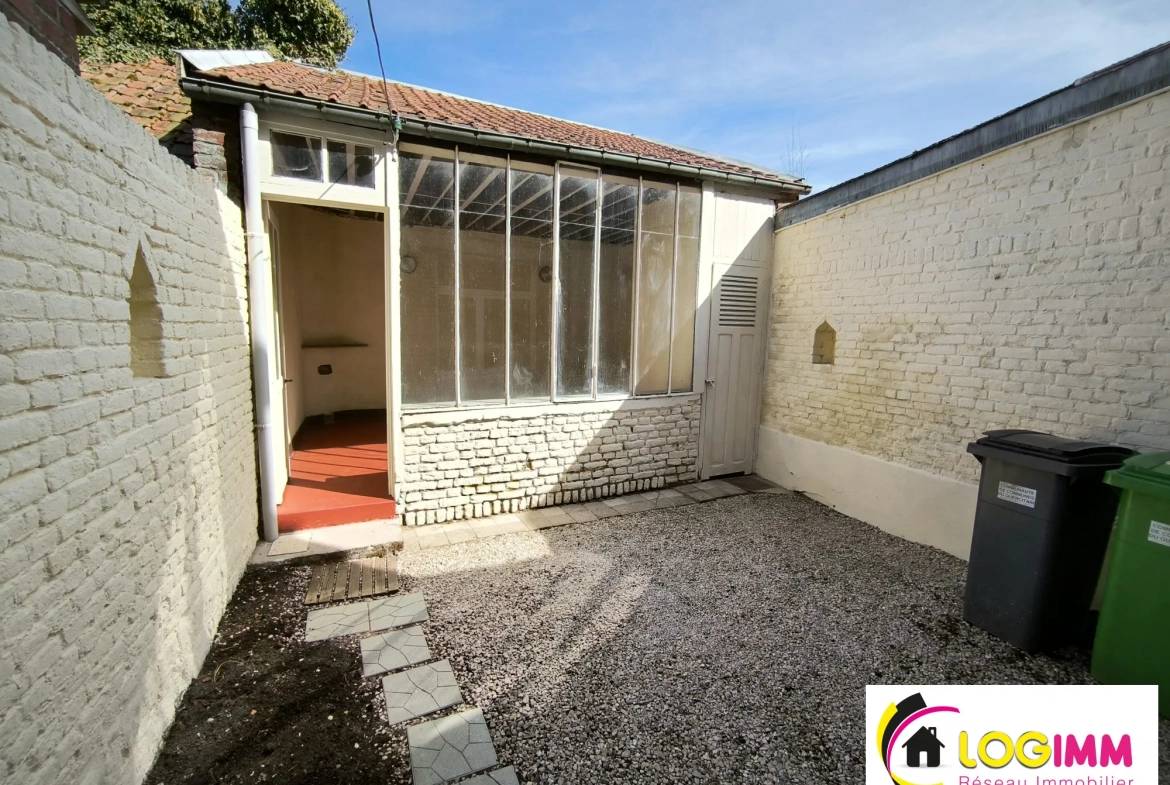 Maison de ville à vendre à Le Quesnoy avec 2 chambres et cour extérieure 