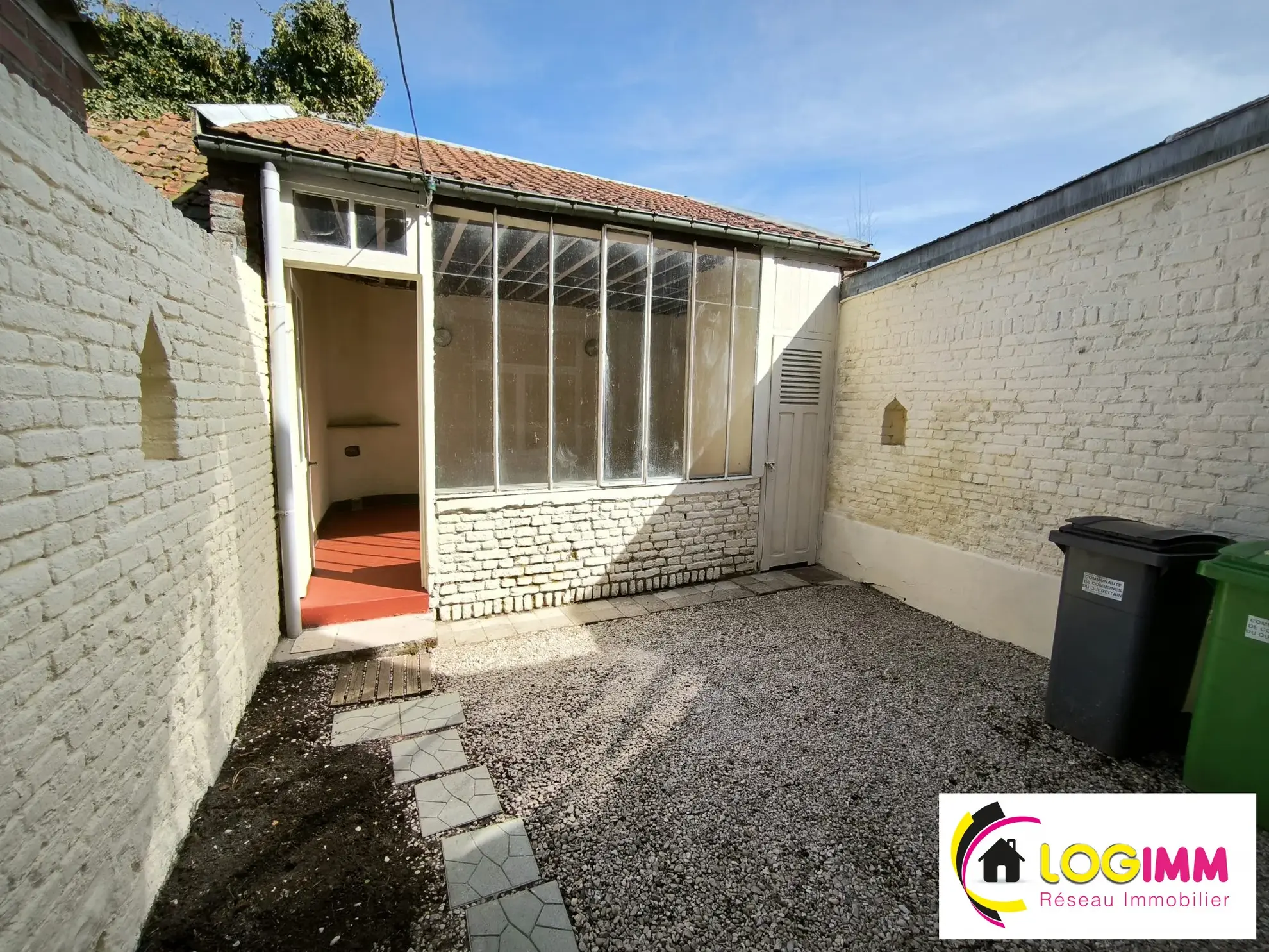 Maison de ville à vendre à Le Quesnoy avec 2 chambres et cour extérieure 