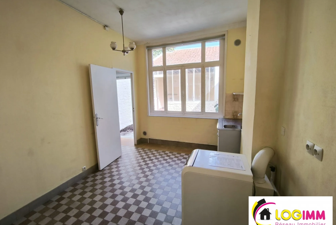 Maison de ville à vendre à Le Quesnoy avec 2 chambres et cour extérieure 