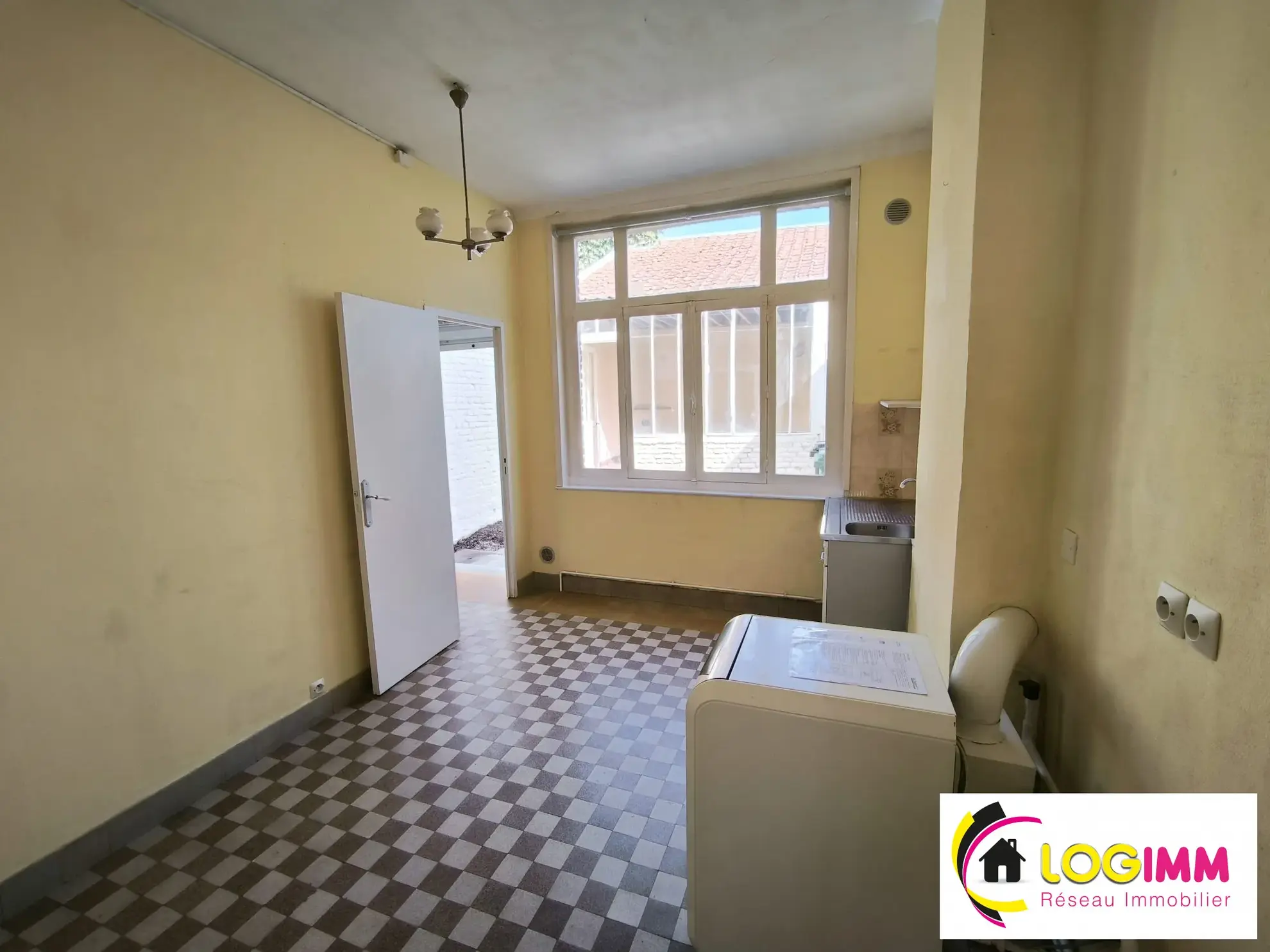 Maison de ville à vendre à Le Quesnoy avec 2 chambres et cour extérieure 