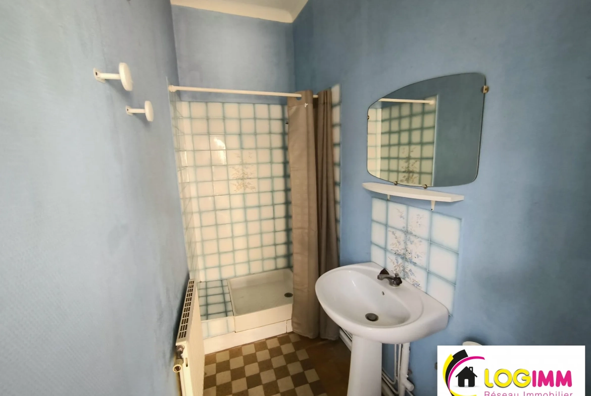Maison de ville à vendre à Le Quesnoy avec 2 chambres et cour extérieure 