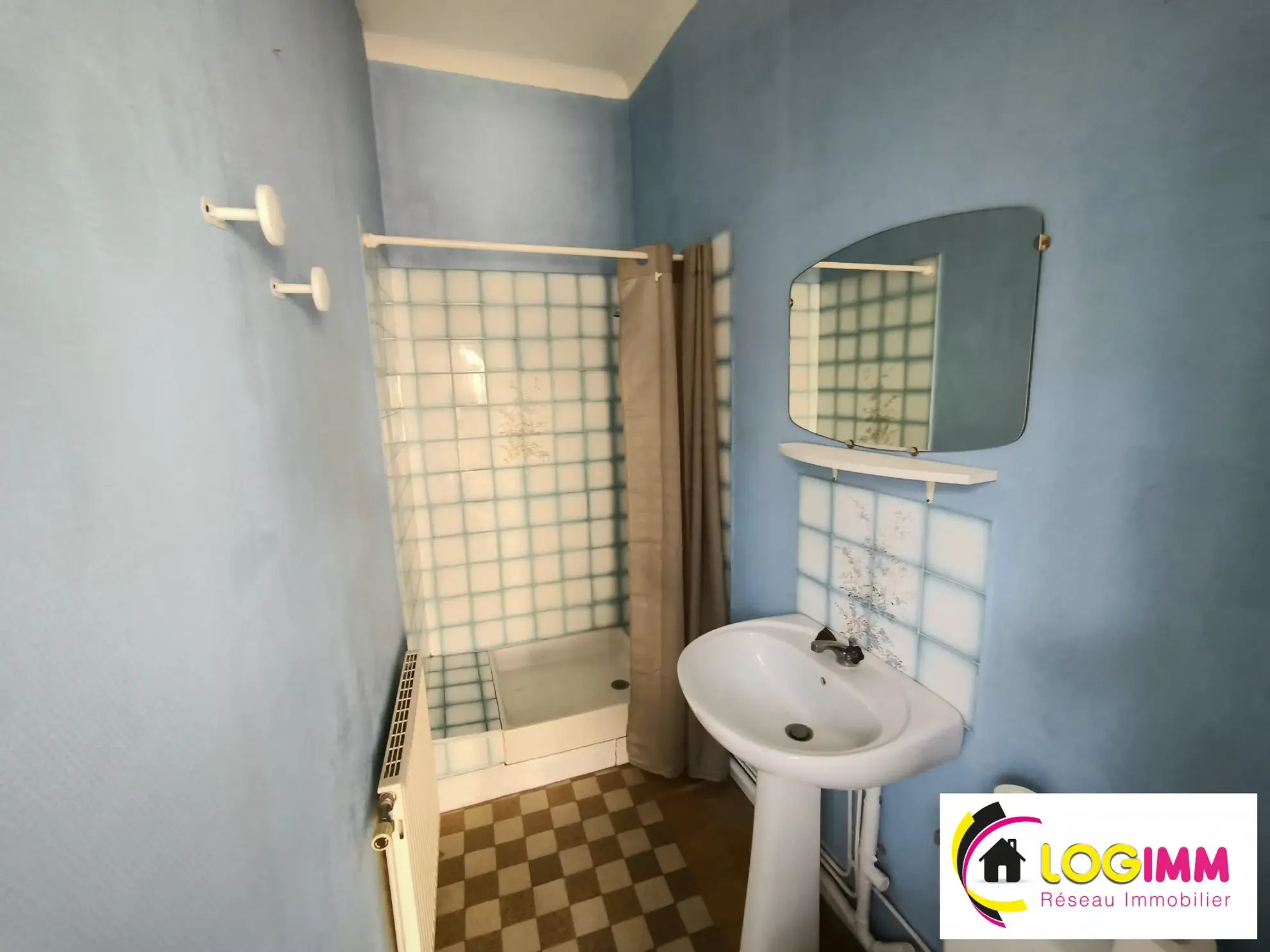 Maison de ville à vendre à Le Quesnoy avec 2 chambres et cour extérieure 