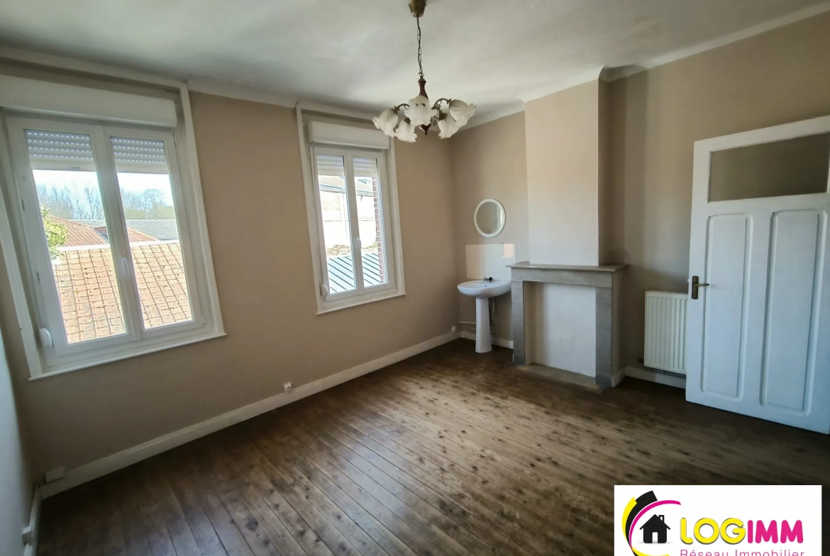 Maison de ville à vendre à Le Quesnoy avec 2 chambres et cour extérieure 