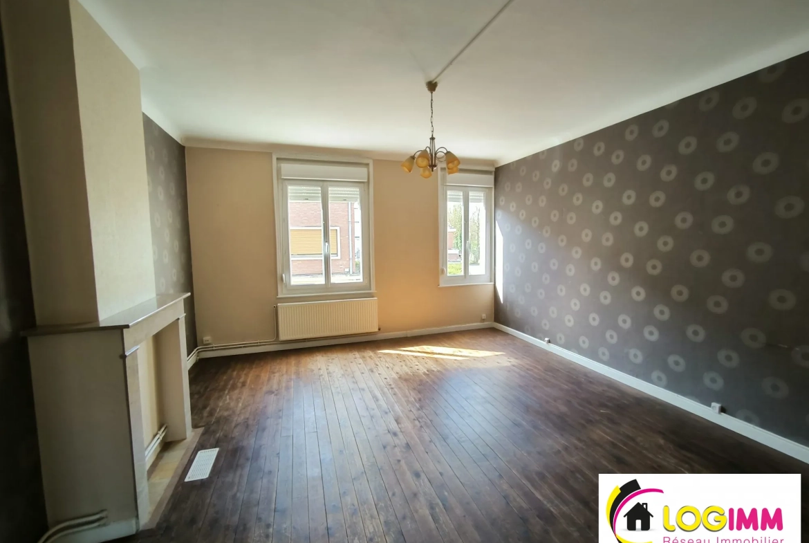 Maison de ville à vendre à Le Quesnoy avec 2 chambres et cour extérieure 