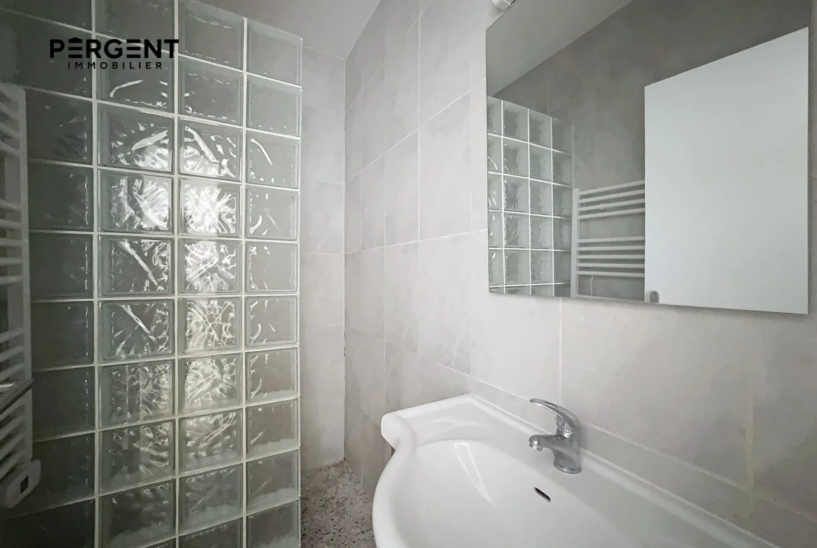 Appartement de 75 m² au rez-de-chaussée à Mézières - Lumineux et indépendant 