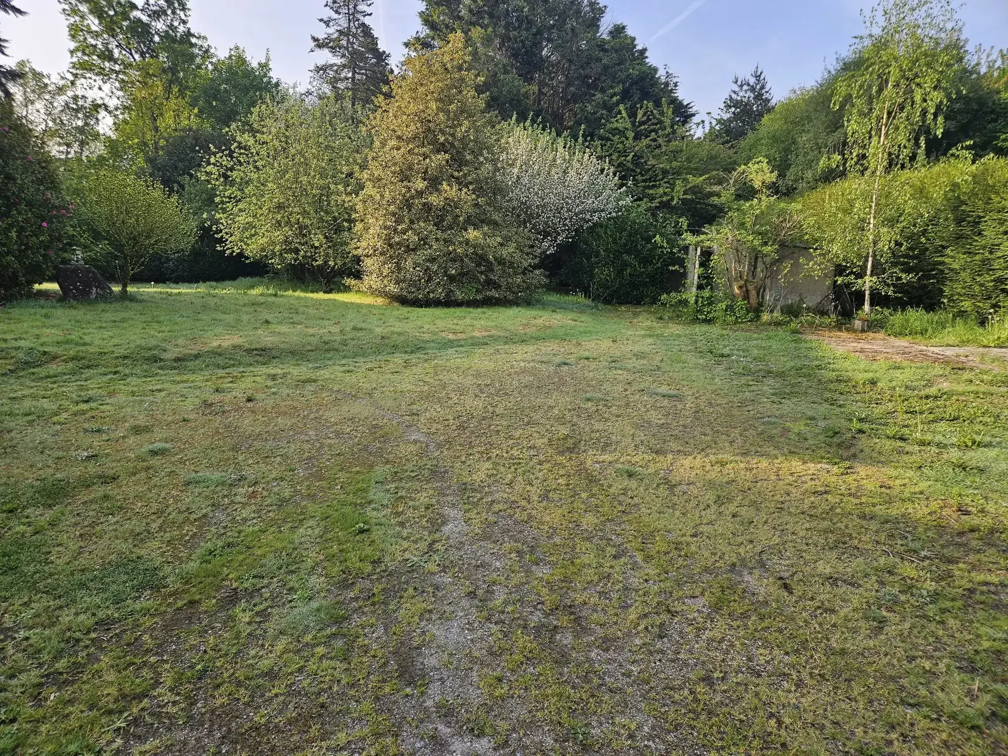 Terrain constructible de 628 m² à Laillé – Viabilisé, plein sud, hors lotissement 