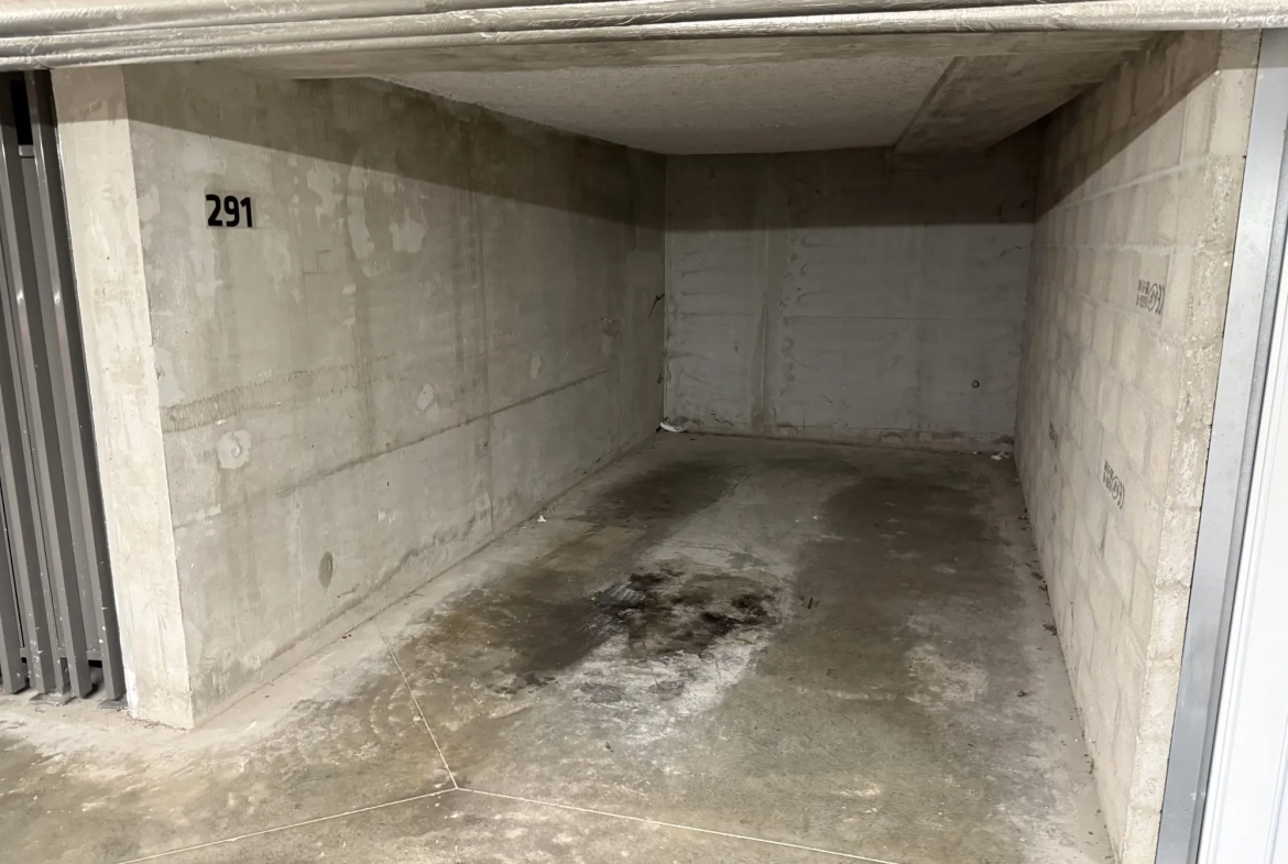 Place de stationnement sécurisée au sous-sol à Lyon 8ème - Vente ou Location 