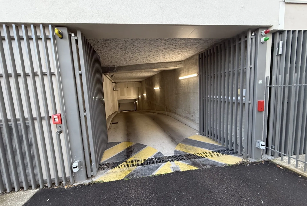 Place de stationnement sécurisée au sous-sol à Lyon 8ème - Vente ou Location 