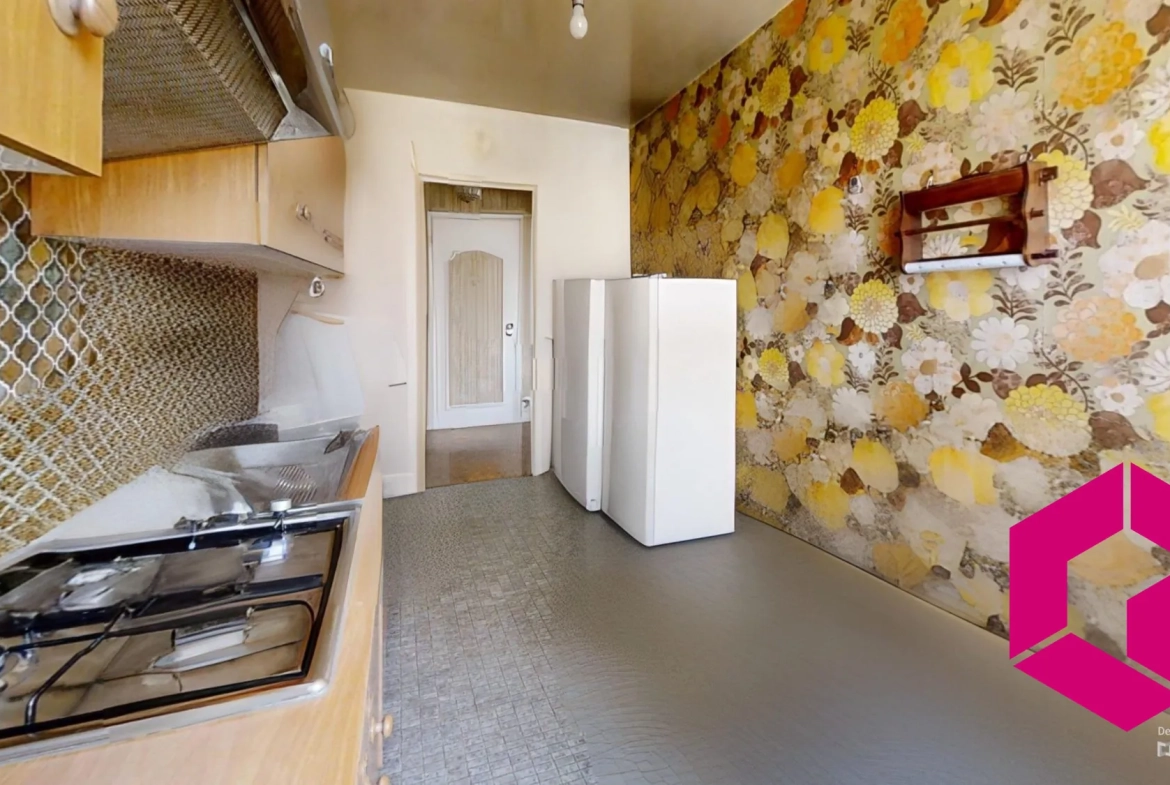 Appartement T5 à rénover avec balcon et garage à Saint-Étienne 