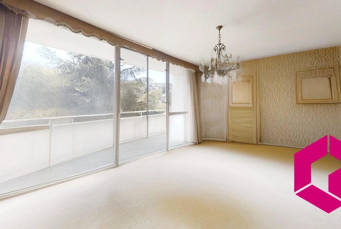 Appartement T5 à rénover avec balcon et garage à Saint-Étienne 