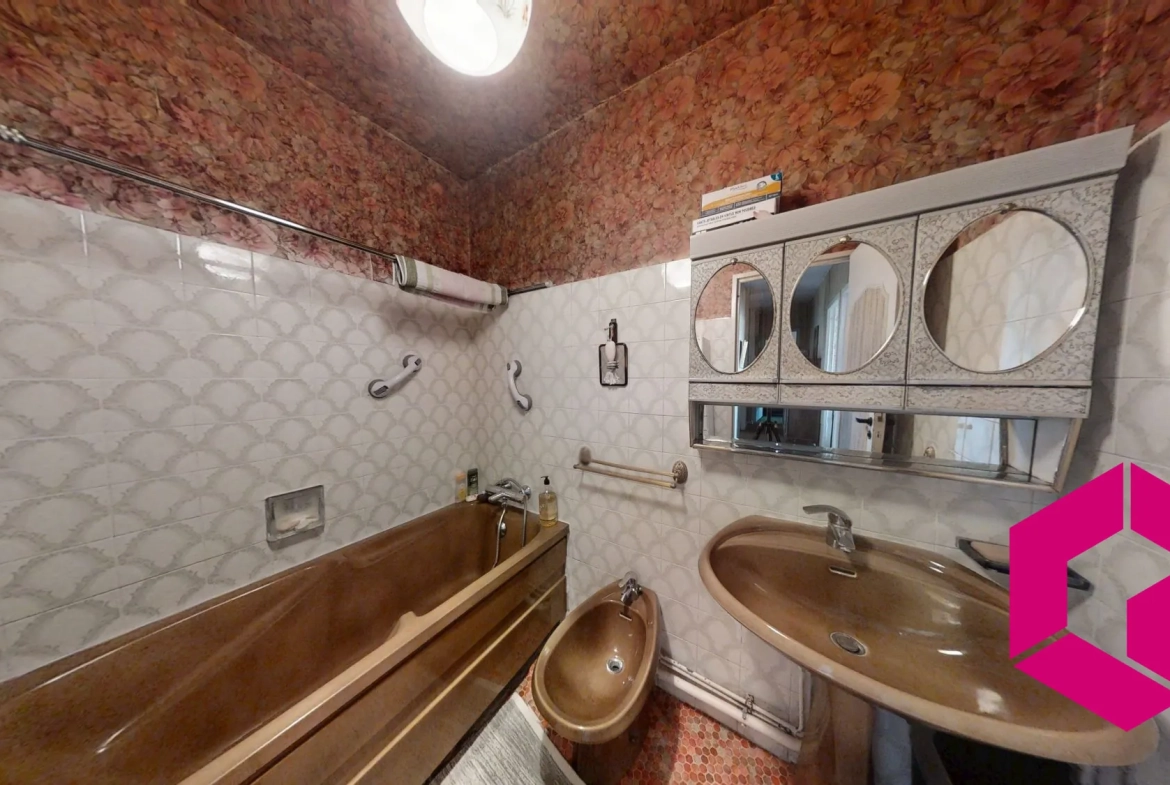 Appartement T5 à rénover avec balcon et garage à Saint-Étienne 