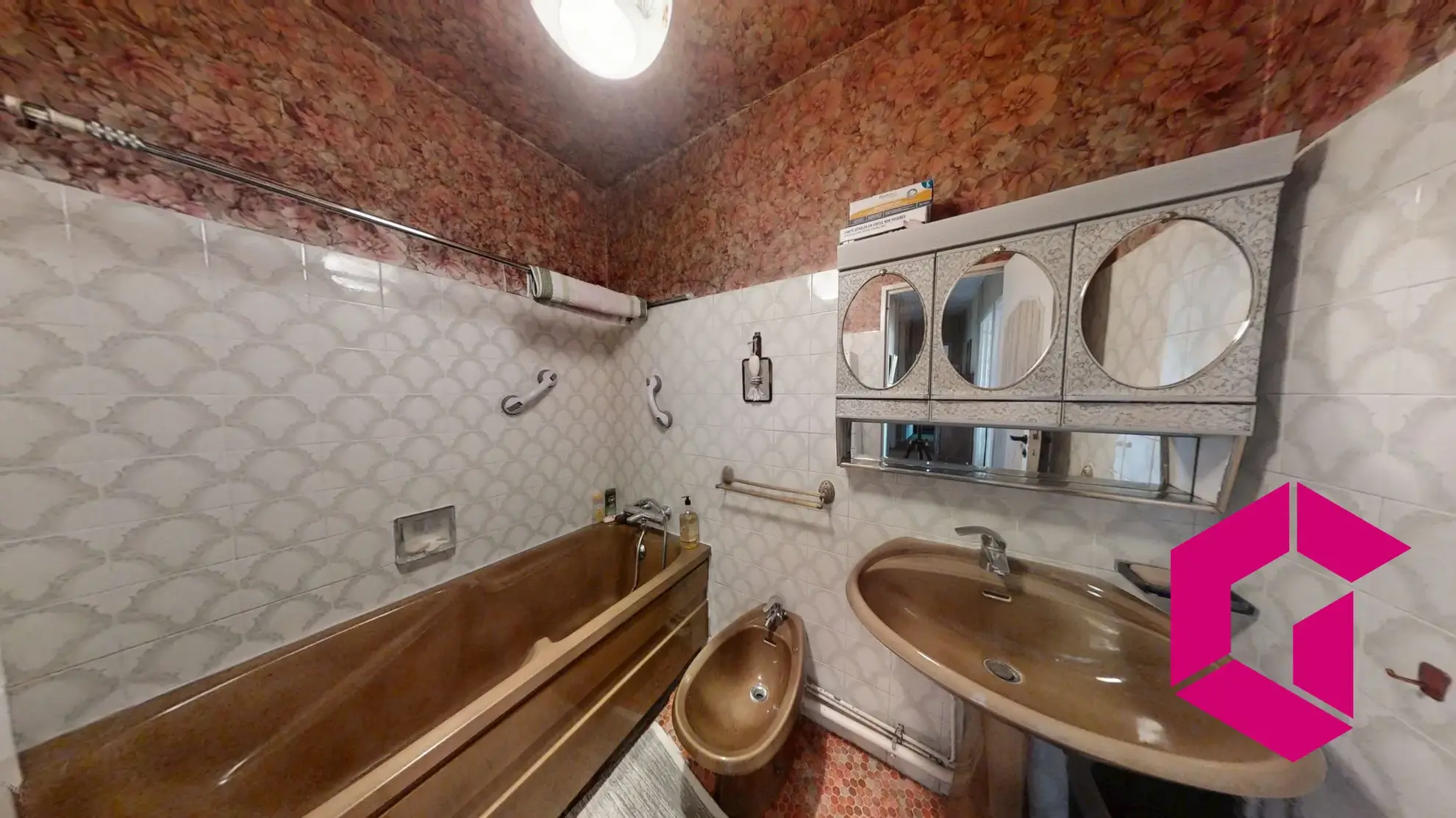 Appartement T5 à rénover avec balcon et garage à Saint-Étienne 