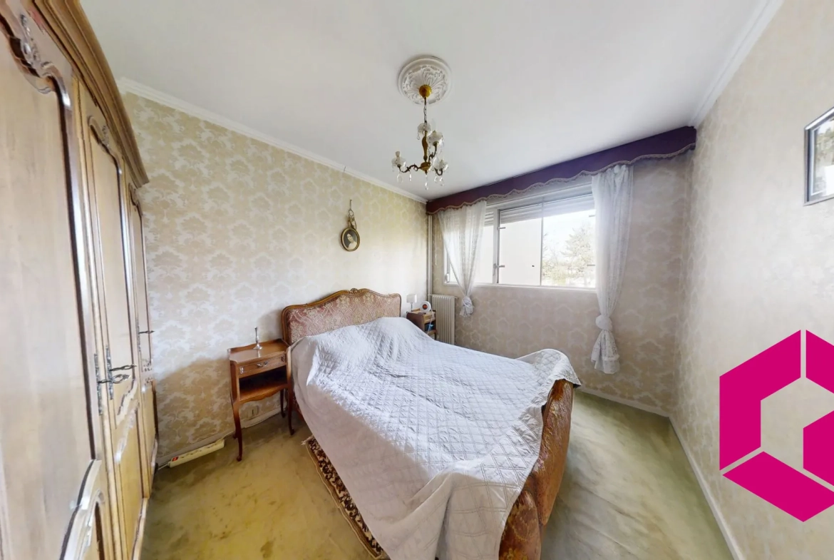Appartement T5 à rénover avec balcon et garage à Saint-Étienne 