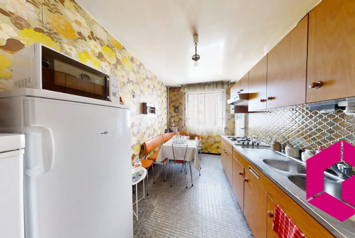 Appartement T5 à rénover avec balcon et garage à Saint-Étienne 