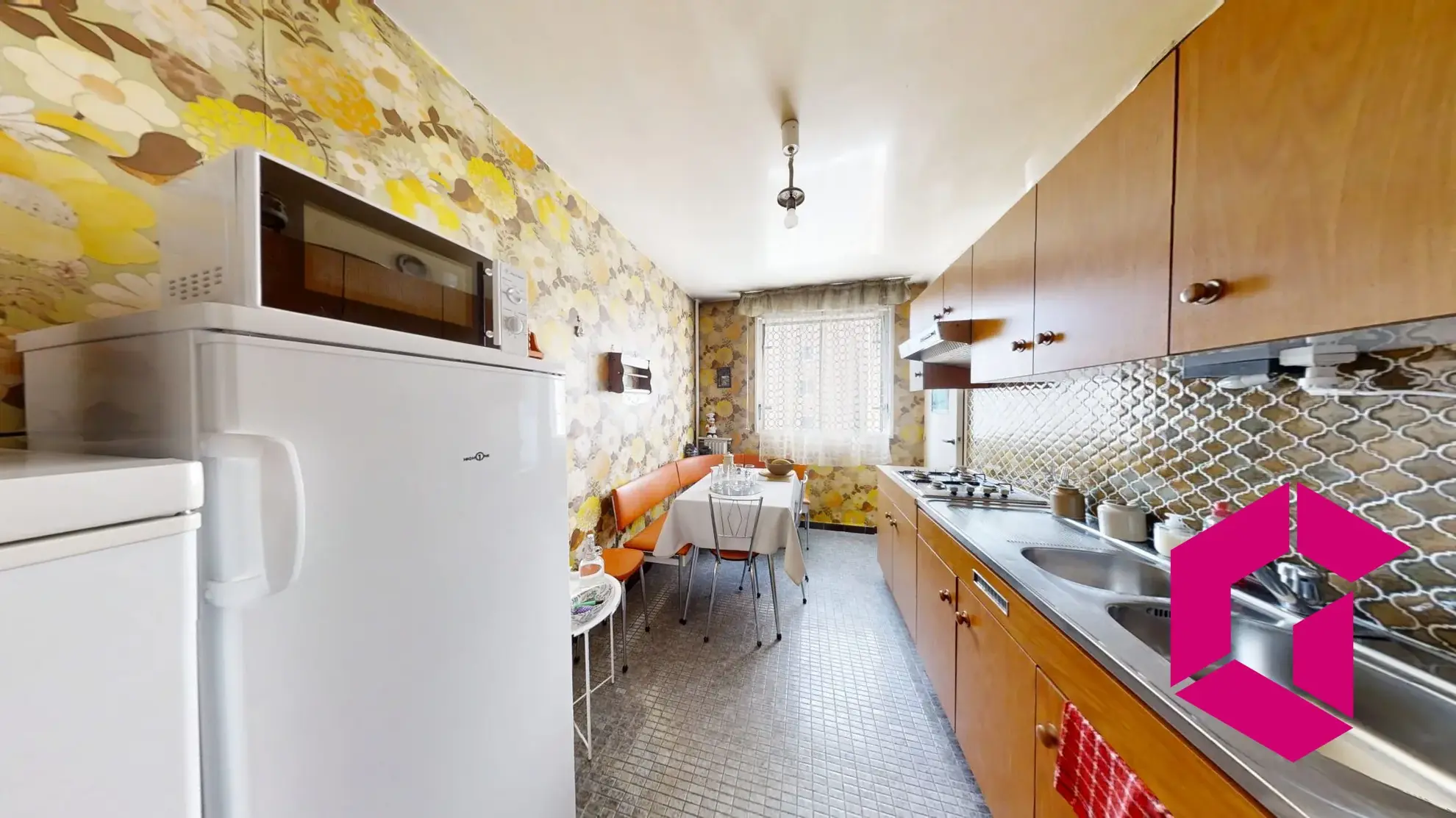 Appartement T5 à rénover avec balcon et garage à Saint-Étienne 