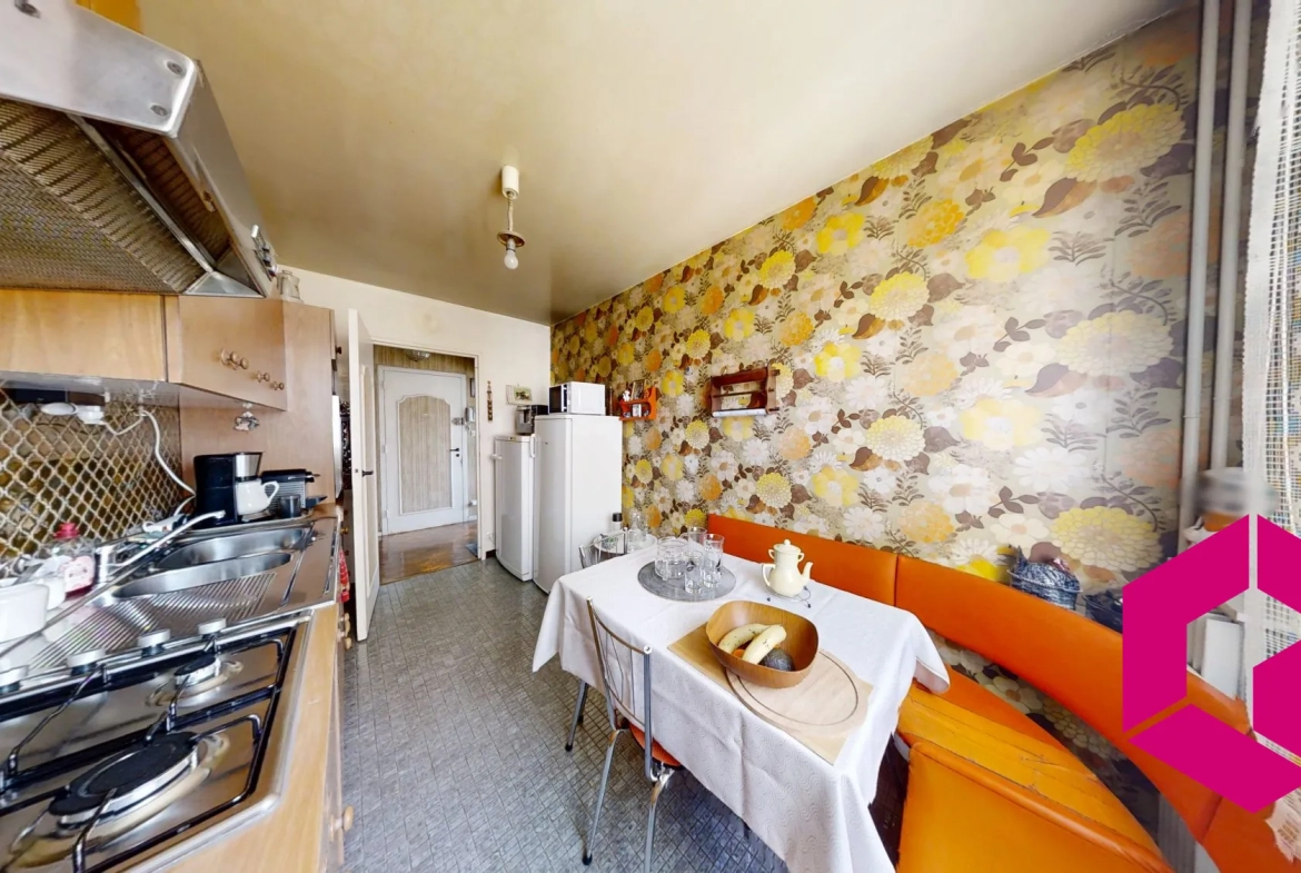 Appartement T5 à rénover avec balcon et garage à Saint-Étienne 