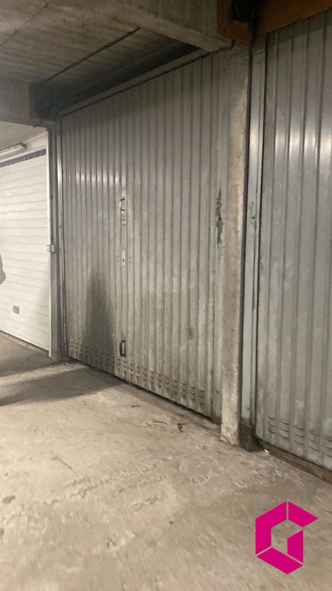 Appartement T5 à rénover avec balcon et garage à Saint-Étienne 