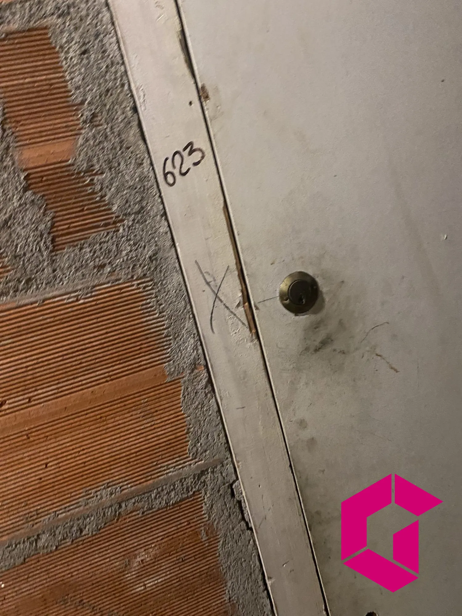 Appartement T5 à rénover avec balcon et garage à Saint-Étienne 