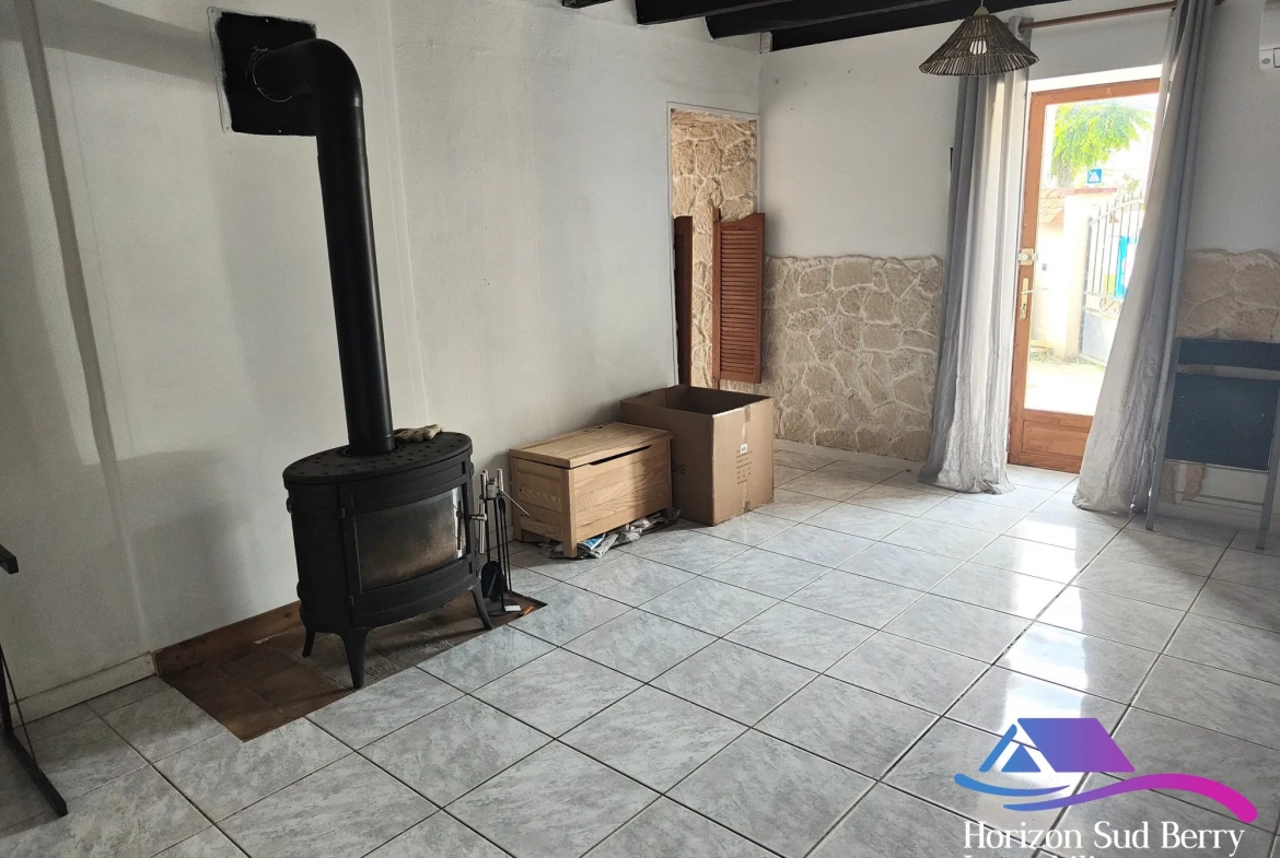 Salon avec poêle à bois Charmante maison de bourg de 95 m² avec cour à Nohant-Vic 