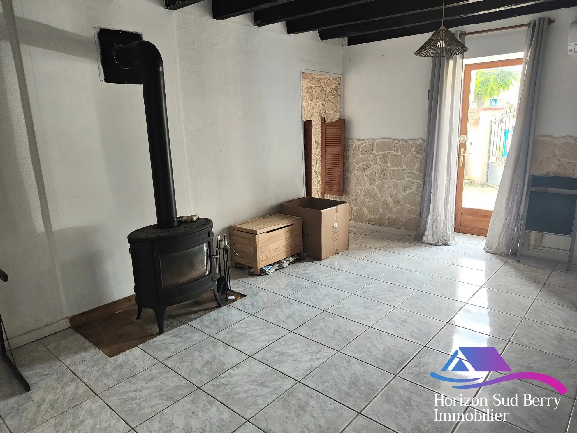 Salon avec poêle à bois Charmante maison de bourg de 95 m² avec cour à Nohant-Vic 