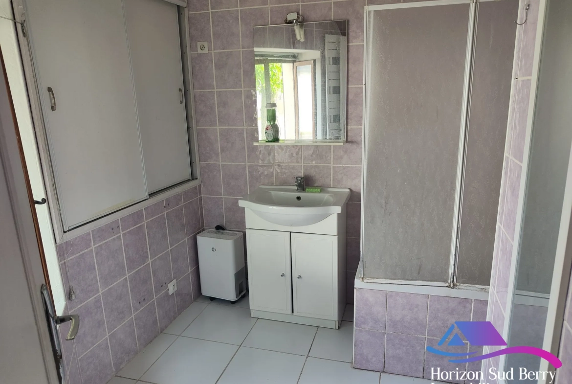 Salle de bains Charmante maison de bourg de 95 m² avec cour à Nohant-Vic 