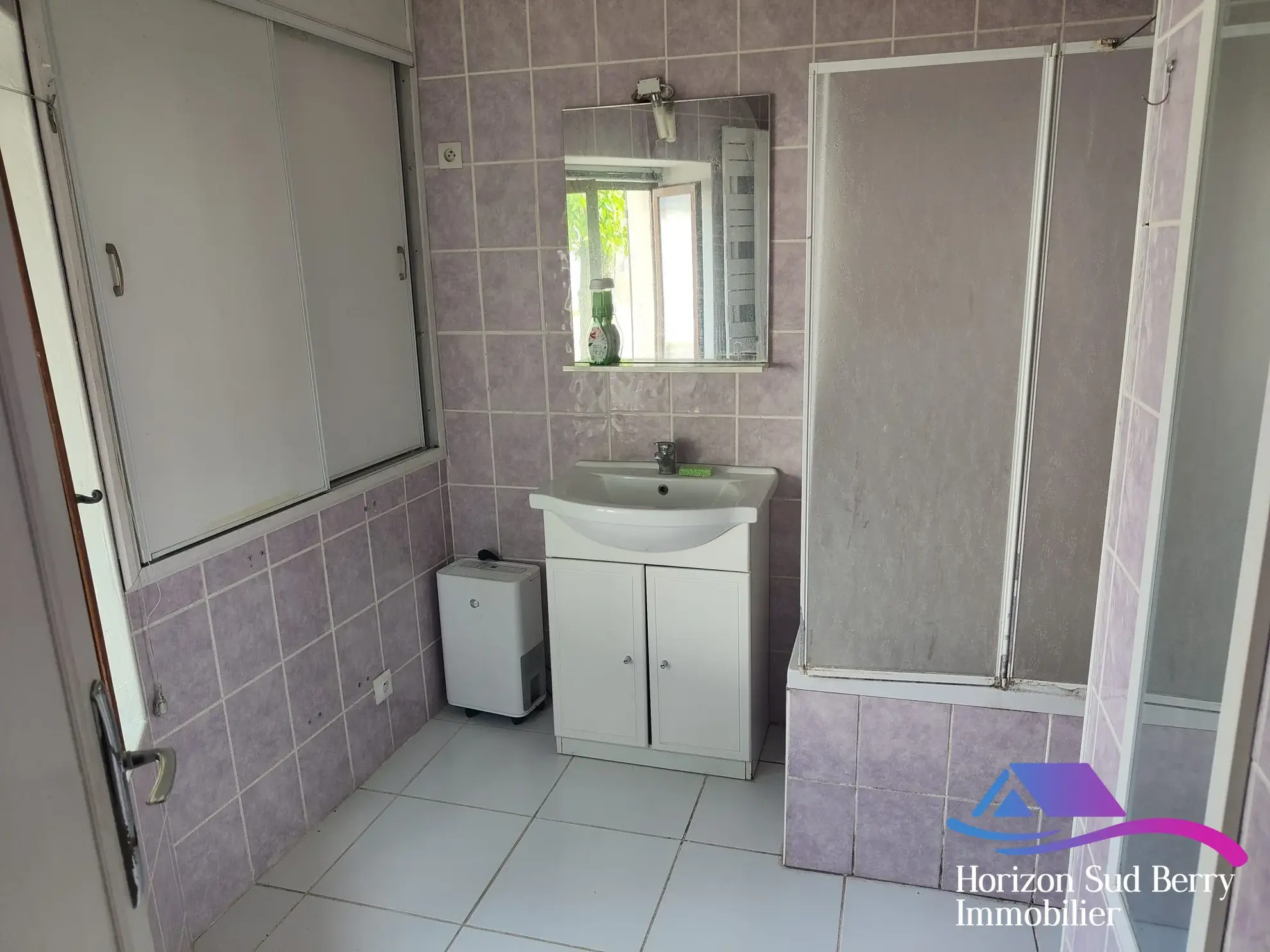 Salle de bains Charmante maison de bourg de 95 m² avec cour à Nohant-Vic 