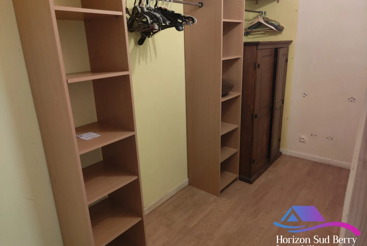 Dressing chambre 1 Charmante maison de bourg de 95 m² avec cour à Nohant-Vic 