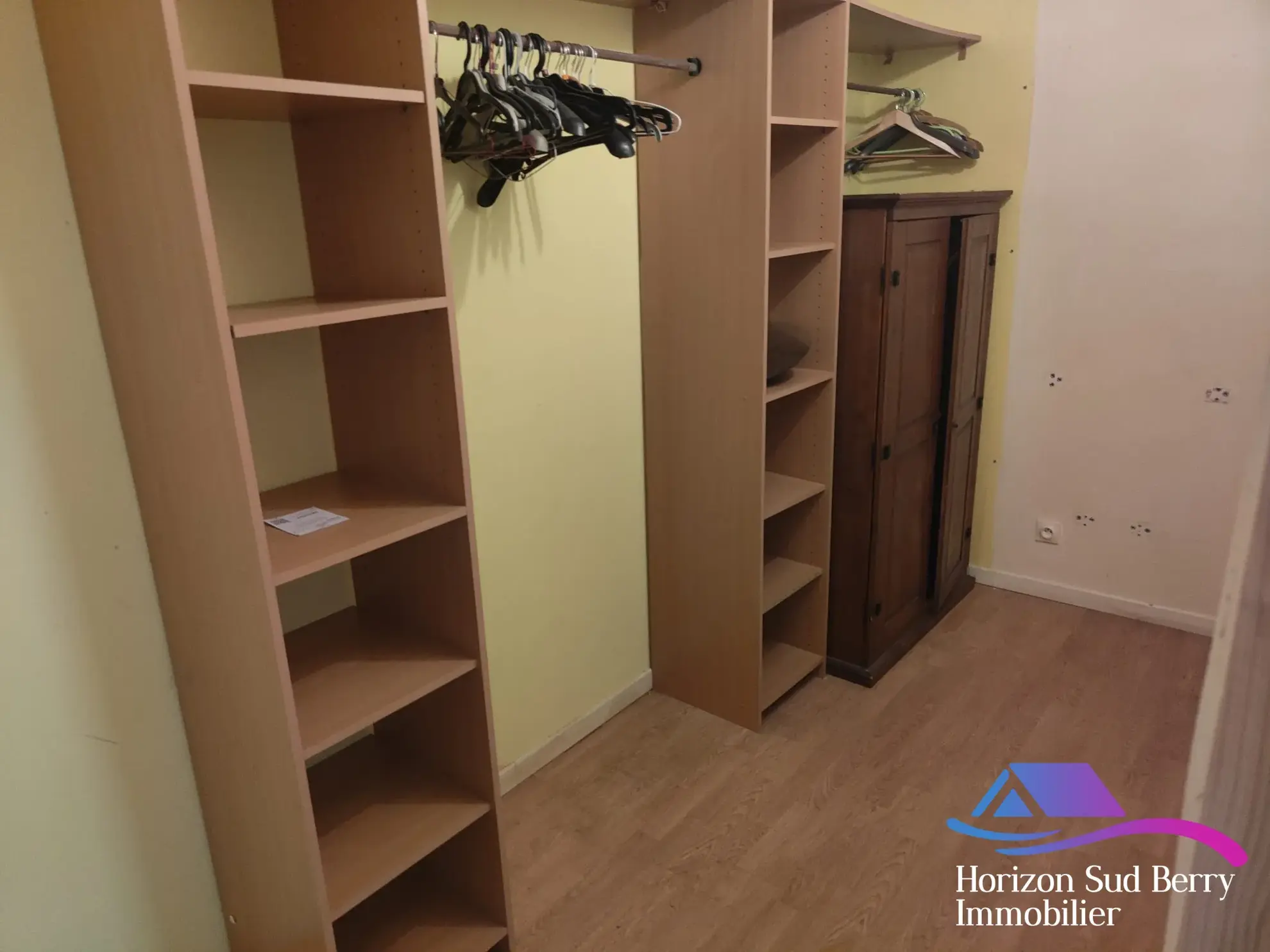 Dressing chambre 1 Charmante maison de bourg de 95 m² avec cour à Nohant-Vic 