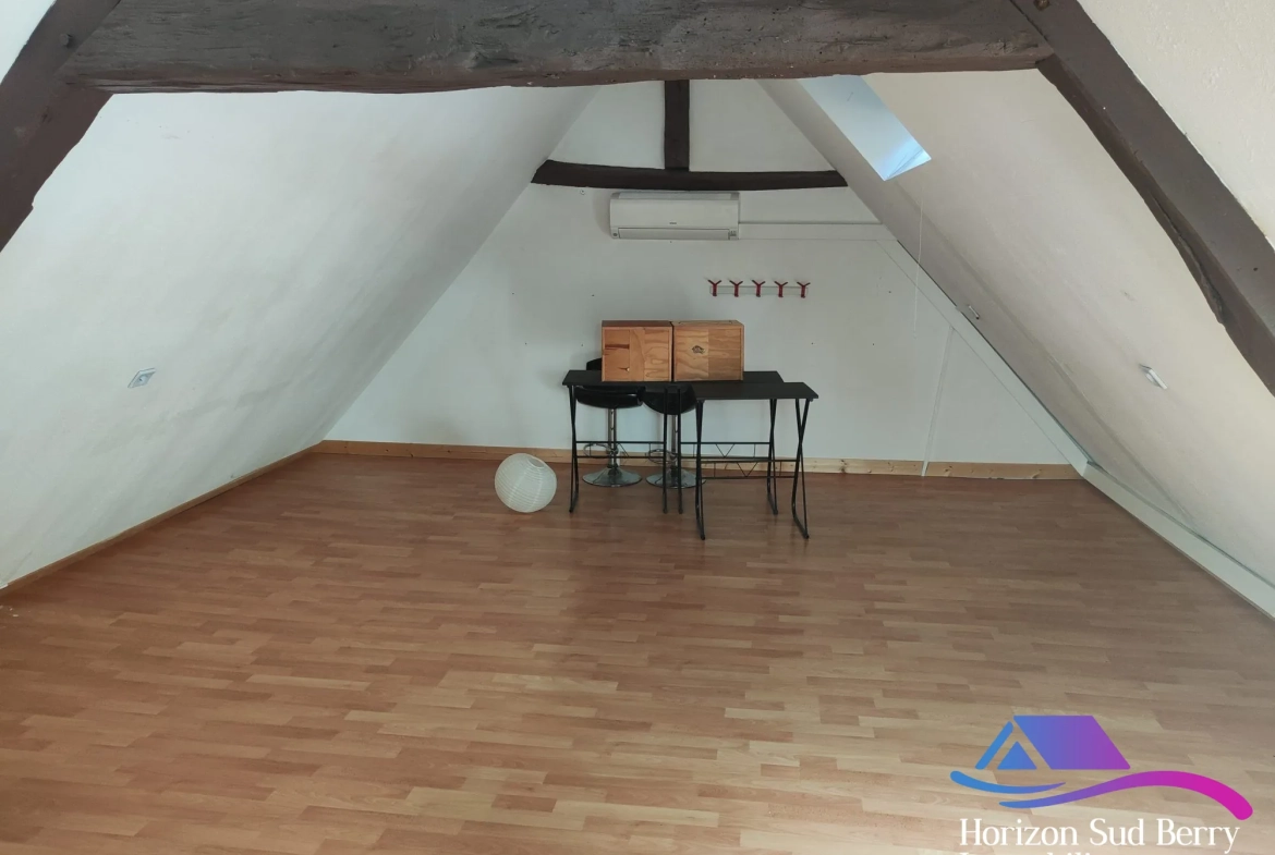 Grande pièce palière / chambre 2 Charmante maison de bourg de 95 m² avec cour à Nohant-Vic 