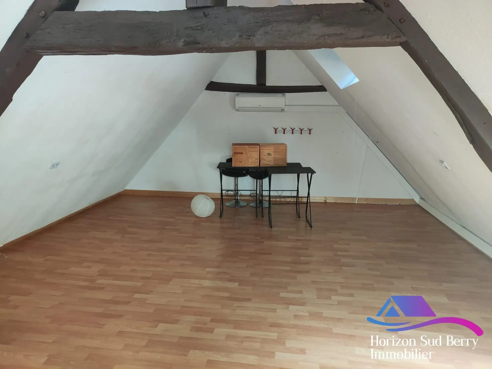 Grande pièce palière / chambre 2 Charmante maison de bourg de 95 m² avec cour à Nohant-Vic 