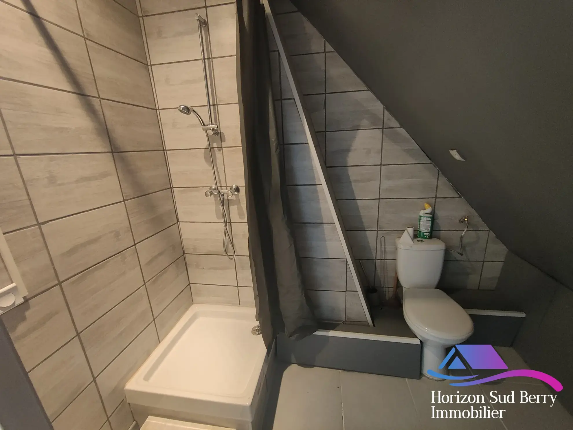 Salle d'eau / WC  Charmante maison de bourg de 95 m² avec cour à Nohant-Vic 