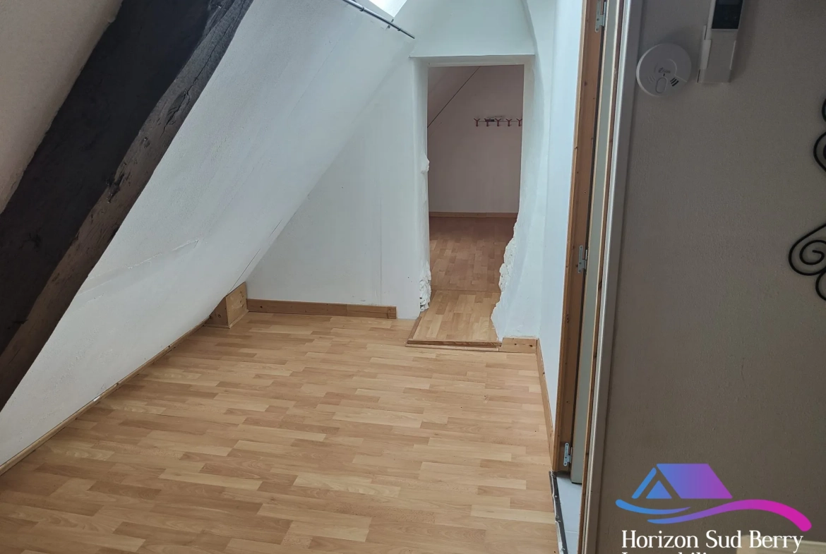 Dégagement étage Charmante maison de bourg de 95 m² avec cour à Nohant-Vic 