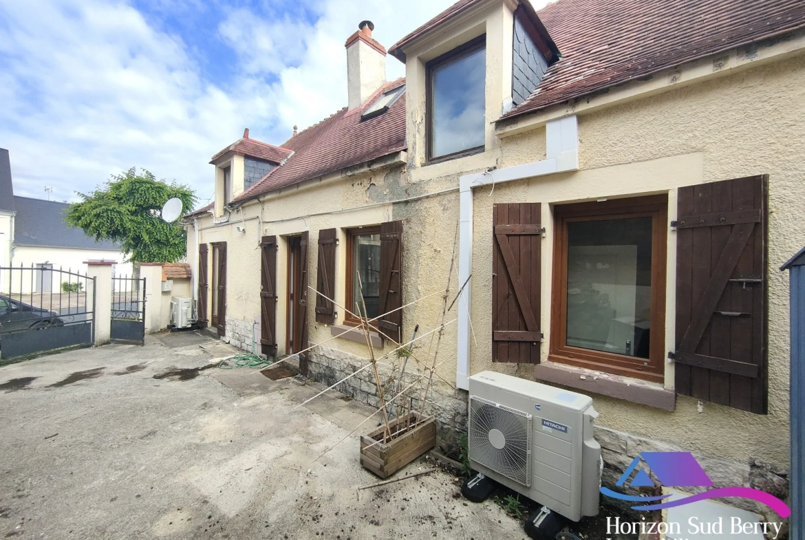 Façade avant et cour Charmante maison de bourg de 95 m² avec cour à Nohant-Vic 