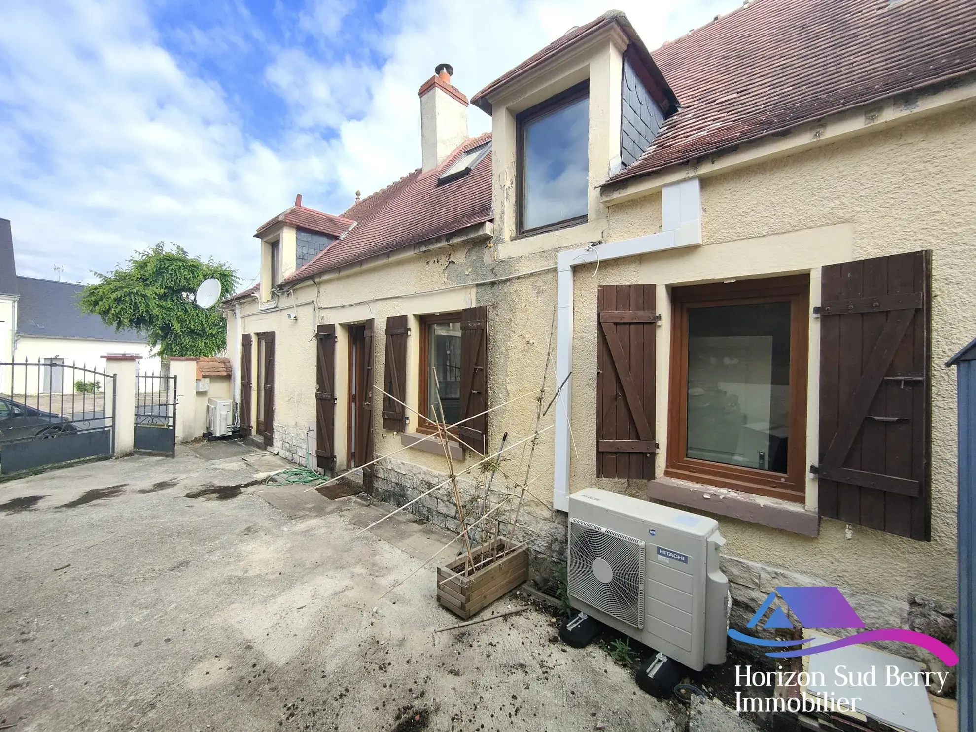 Façade avant et cour Charmante maison de bourg de 95 m² avec cour à Nohant-Vic 