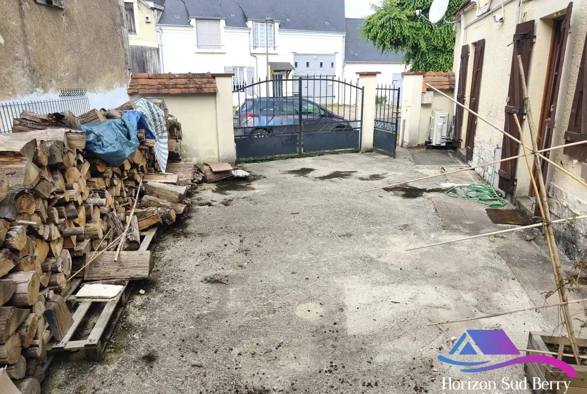Cour Charmante maison de bourg de 95 m² avec cour à Nohant-Vic 