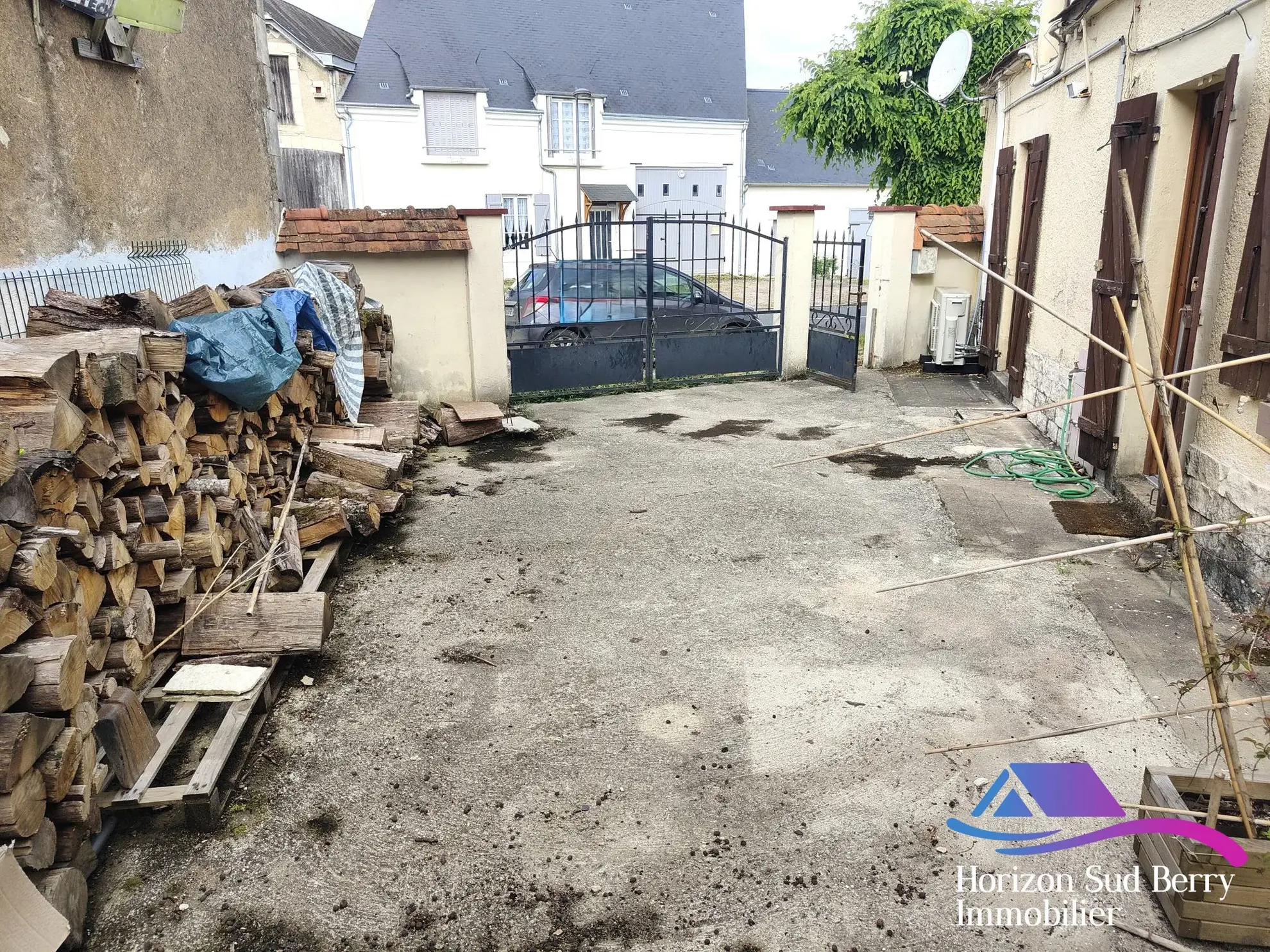 Cour Charmante maison de bourg de 95 m² avec cour à Nohant-Vic 
