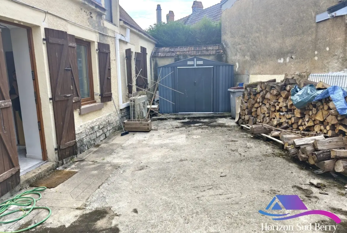 Cour avec cabanon Charmante maison de bourg de 95 m² avec cour à Nohant-Vic 