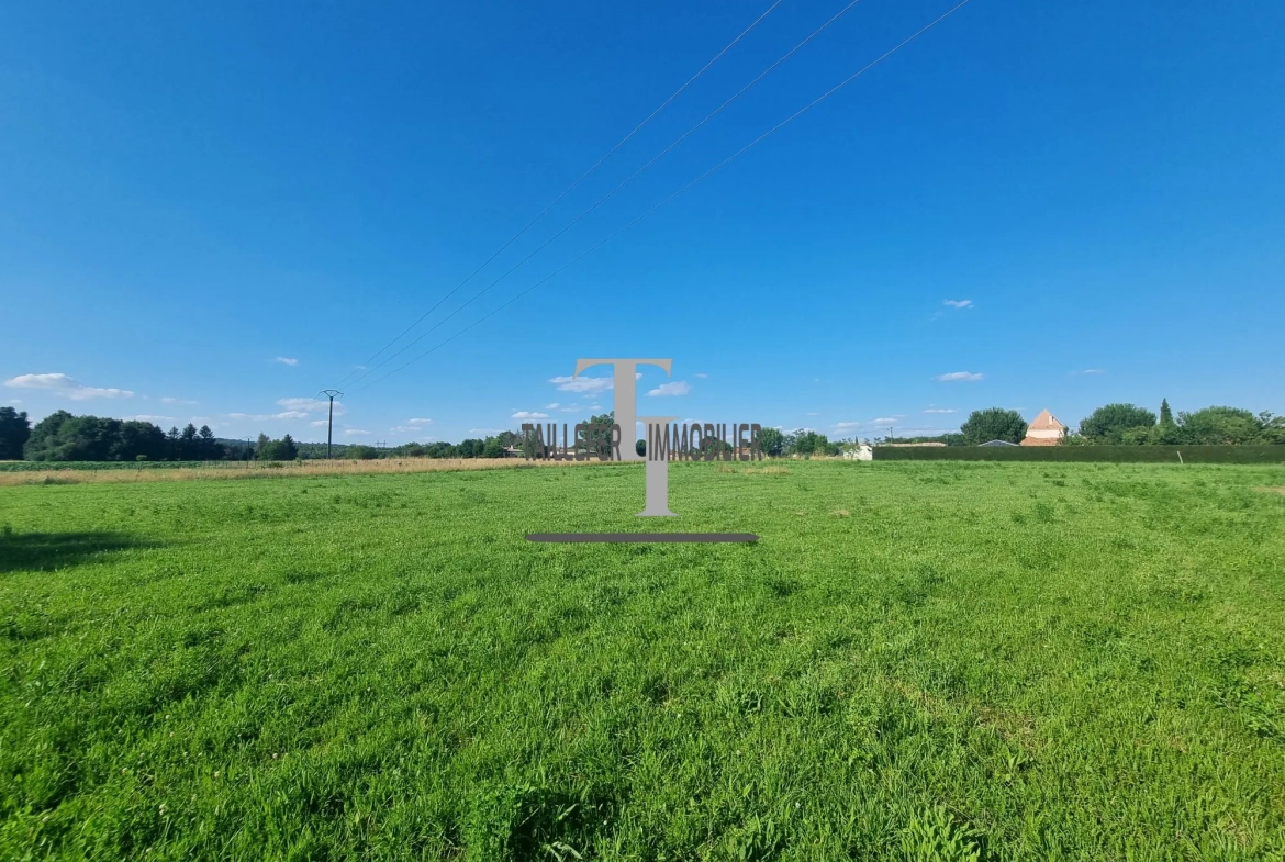 Terrain constructible de 1200 m² à proximité de Saint-Astier 