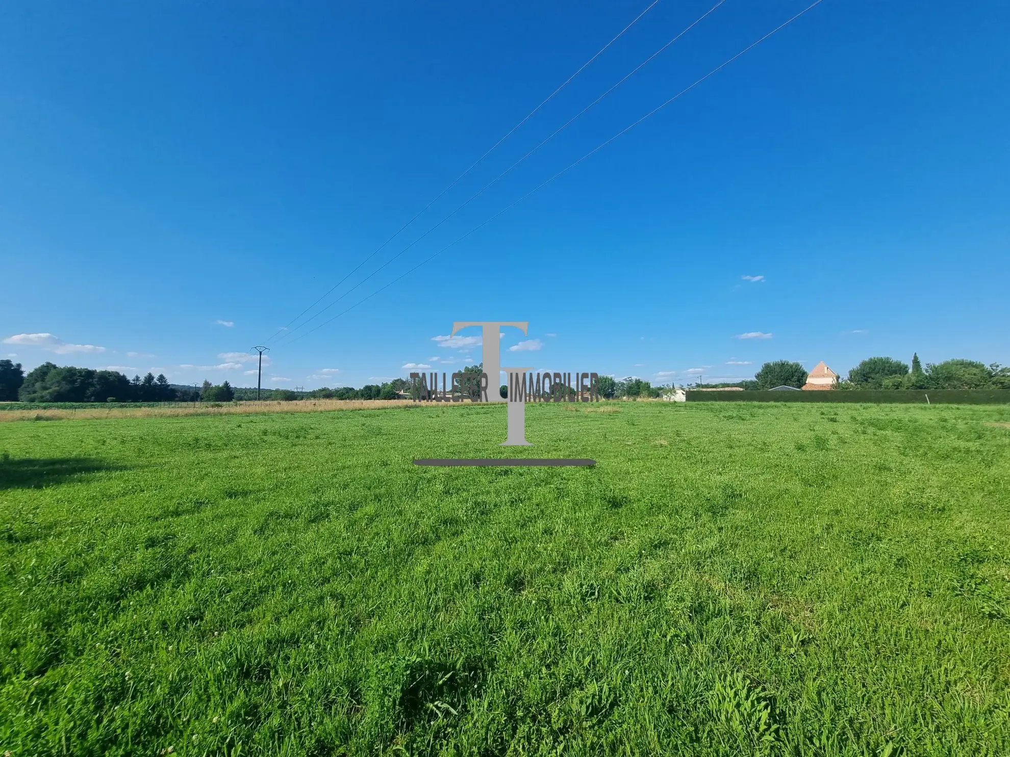 Terrain constructible de 1200 m² à proximité de Saint-Astier 