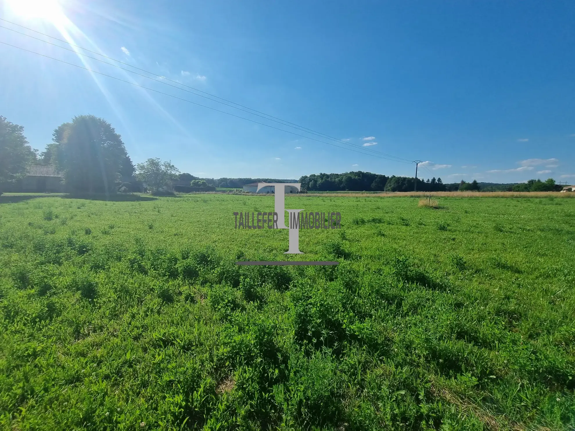 Terrain constructible de 1200 m² à proximité de Saint-Astier 