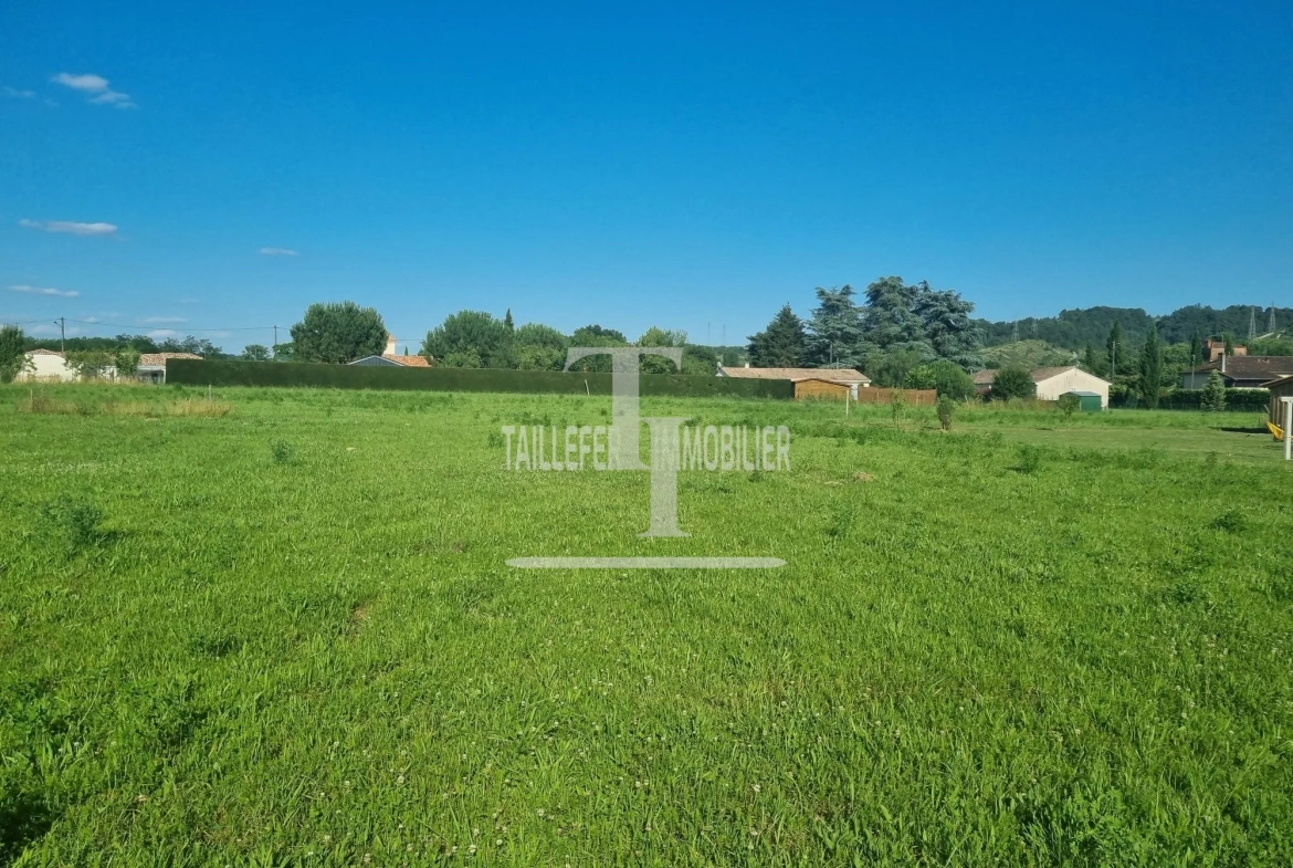 Terrain constructible de 1200 m² à proximité de Saint-Astier 