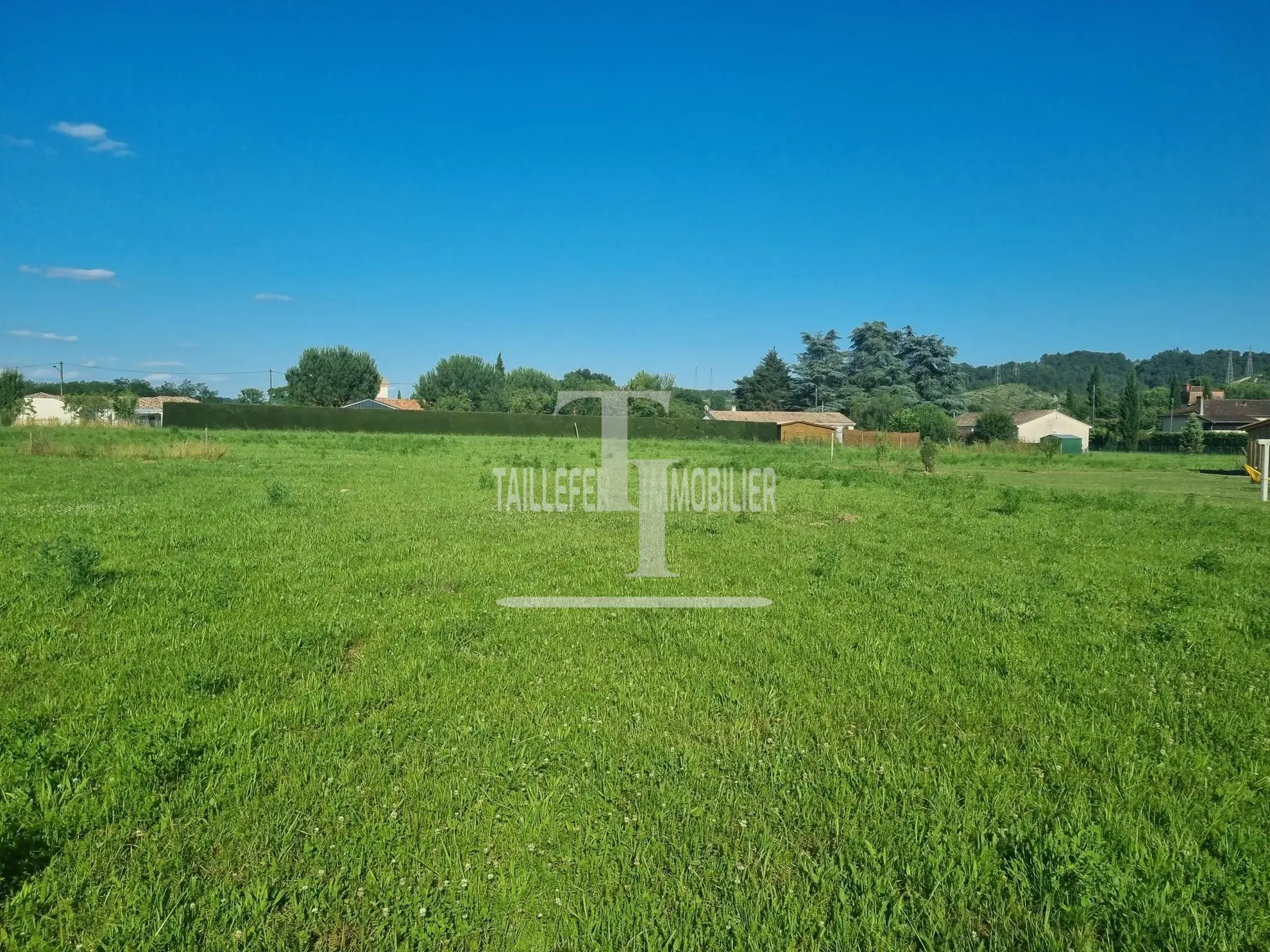 Terrain constructible de 1200 m² à proximité de Saint-Astier 