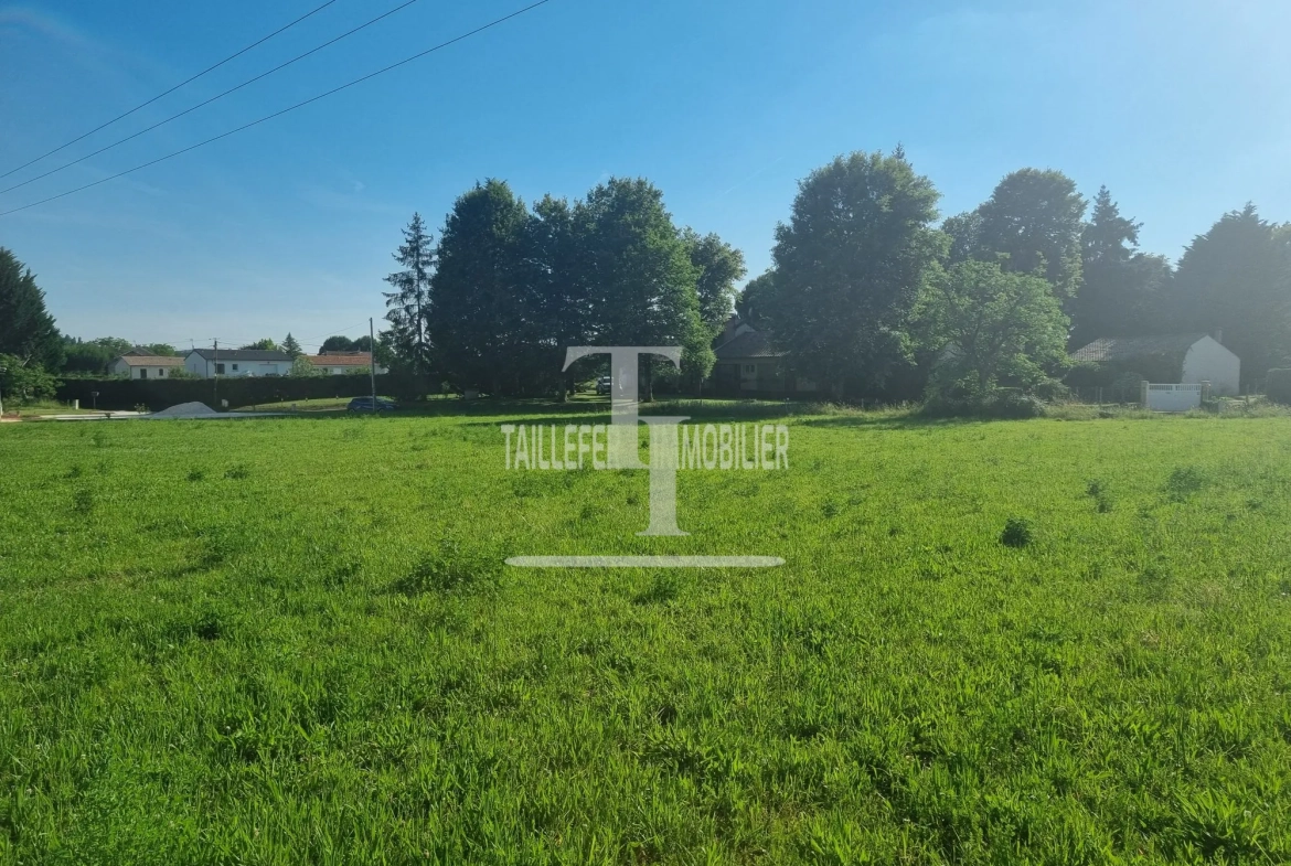 Terrain constructible de 1200 m² à proximité de Saint-Astier 
